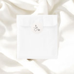 モノグラムアンパサンド結婚スクリプト ラウンドシール<br><div class="desc">美しくデザインされたステッカーを使用して、結婚式の引き出物にエレガンスのtouchを追加。クラシックセリフフォントでカップルのモノグラムをフィーチャーし、繊細なスクリプトのアンパサンドと組み合わせ、このステッカーはあなたの特別な日に洗練されたパーソナライズされたtouchを追加する。思い出に残る結婚式の引き出物を作るのに最適スタイリッシュ。</div>
