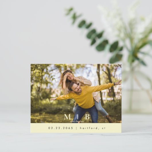 モノグラムイエローフォトウェディング日付を保存 ポストカード (スタンド正面)