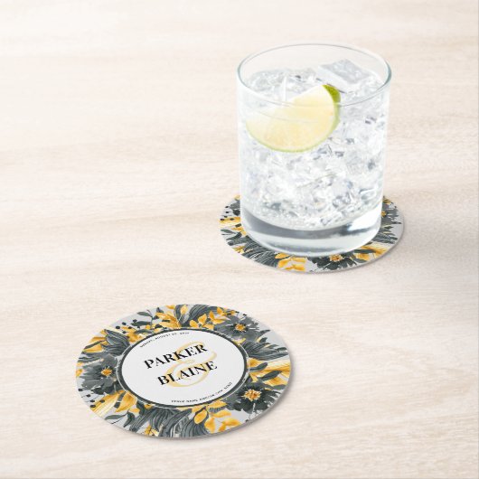 モノグラムイエロー&グレーフローラ水色結婚の ラウンドペーパーコースター (インサイチュ)