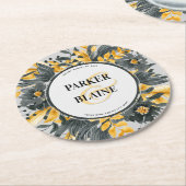 モノグラムイエロー&グレーフローラ水色結婚の ラウンドペーパーコースター (アングル)