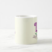 モノグラムイニシャルピンクパープルフローラ名前をカスタムする コーヒーマグカップ (中央)