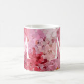 モノグラムイニシャルピンクレッドバイオレットハートテンプレート コーヒーマグカップ (中央)