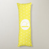 モノグラムイニシャルブライトイエローホワイト水玉模様 ボディピロー (裏面 (縦))