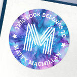 モノグラムイニシャルブルーパープルキッズブックラベル ラウンドシール<br><div class="desc">蔵書票のラベルあなたのモノグラムイニシャルとカスタマイズ可能な文字"この本は属する"と青と紫のパターンの背景にあなたの名前を搭載。</div>