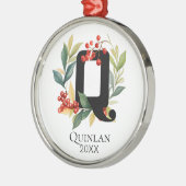 モノグラムイニシャルレターQベリーリースクリスマス メタルオーナメント (左)