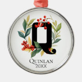 モノグラムイニシャルレターQベリーリースクリスマス メタルオーナメント (正面)