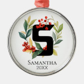 モノグラムイニシャルレターSベリーリースクリスマス メタルオーナメント (正面)
