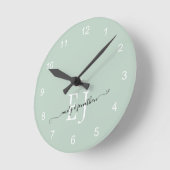 モノグラムイニシャル名エレガントスクリプトSage Green ラウンド壁時計 (傾斜)