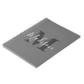 モノグラムイニシャル名前をカスタムするグレイカッコいいホワイト ノートブック (左側)