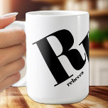 モノグラムイニシャル名 コーヒーマグカップ<br><div class="desc">大きなシックなレタリングのモノグラムイニシャルと下のファーストネームは、このコーヒーマグに特集されユニークてい与える – 自分自身やギフトとして最適。*ヒント:編集ツールを使用してイニシャルの配置を調整する必要がある場合がある。</div>