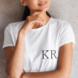 モノグラムイニシャル |モダンスタイリッシュトレンディーTシャツ Tシャツ<br><div class="desc">シンプルイニシャルスタイリッシュモノグラム女子tシャツのミニマルタイポグラフィで黒でモダン。パーソナルカスタムtouchと完璧なファッションギフトまたはアクセサリー！</div>