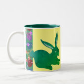 モノグラムイースターバニー&エッグスバラ パターン(の模様が)ある ツートーンマグカップ (左)