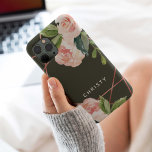 モノグラムウォーターカラーフローラダークグリーン iPhone 15 PROケース<br><div class="desc">この美しいフローラ水色のケースを、背景にバラ金ゴールド幾何学的フレームがある名前でパーソナライズする。</div>