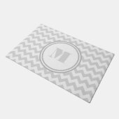 モノグラムエレガントグレーシェブロン ドアマット (アングル)