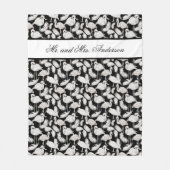 モノグラムエレガントスクリプト白黒白鳥の羽 フリースブランケット (正面)