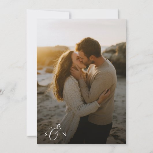 モノグラムエレガントビーチサンセットフォトバジェット結婚ズ 招待状 (裏面)