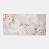 モノグラムエレガントピンクローズピーオンフローラルマーブル デスクマット (正面)