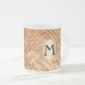 モノグラムエレガント付きバラ金ゴールドタイル模様 フロストグラスマグカップ (正面右)