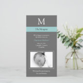 モノグラムエレガント新生児フォトカード – グレー/青 案内状 (スタンド正面)