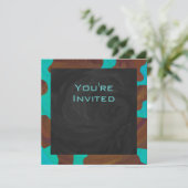 モノグラムカウブラウンおよびティール（緑がかった色）プリント 招待状 (スタンド正面)