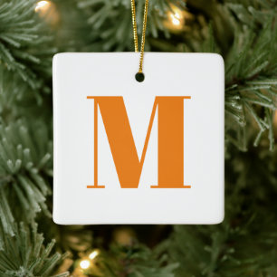 モノグラムカスタマイズイニシャルオレンジ色の白いクリスマス セラミックオーナメント