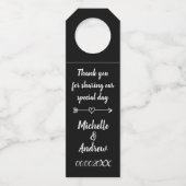 モノグラムカスタムブラックの黒板ウェディングパーティー ボトルネックタグ (正面)