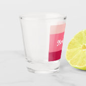 モノグラムカスタム、明るいピンクのレトロタイポグラフィ ショットグラス (左)