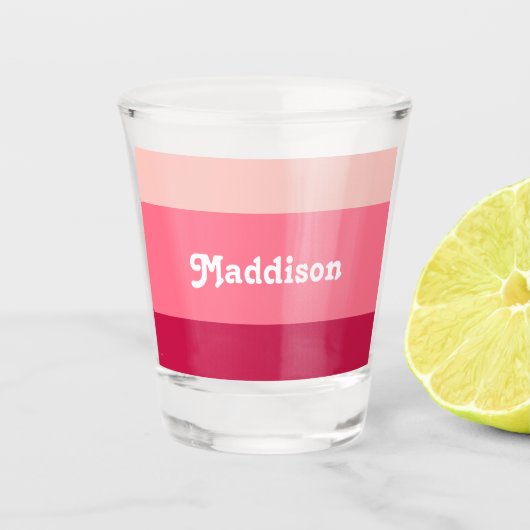 モノグラムカスタム、明るいピンクのレトロタイポグラフィ ショットグラス (正面)
