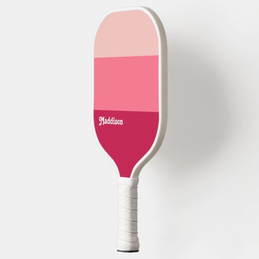モノグラムカスタム、明るいピンクのレトロタイポグラフィ ピックルボールラケット (左)