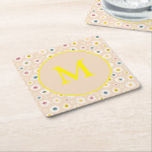 モノグラムカラフルデイジーパーソナライズされた スクエアペーパーコースター (アングル)