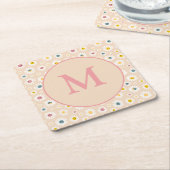 モノグラムカラフルデイジーパーソナライズされた スクエアペーパーコースター (アングル)