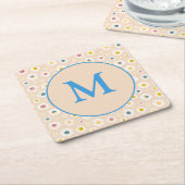 モノグラムカラフルデイジーパーソナライズされた スクエアペーパーコースター (アングル)