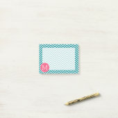 モノグラムガーリー付きシェブロン模様 – ピンクティール(緑がかった色) ポストイット (デスク上)