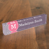 モノグラムガーリー付きシェブロン模様 – ピンク紫 デスクネームプレート (側面)