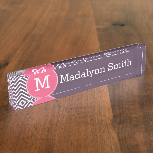 モノグラムガーリー付きシェブロン模様 – ピンク紫 デスクネームプレート (側面)