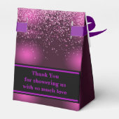 モノグラムキュートピンクグリッターベビーシャワー フェイバーボックス (裏面サイド)