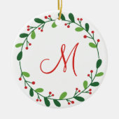 モノグラムクリスマスレッドホリーアンドグリーンリース セラミックオーナメント (正面)