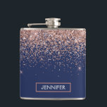モノグラムグリッター赤面ピンクローズ金ゴールドネイビーブルー フラスク<br><div class="desc">バラ金ゴールド-赤面ピンクとネイビーブルーフェイクスパークルグリッターモノグラム名とイニシャルパーティーフラスコ。これは、最高の甘い16歳の誕生日、結婚ブライダルシャワー、記念日、赤ちゃんシャワーまたはバチェロレッテギフトを作る誰かがグラームの豪華さとシックなスタイルを愛する。</div>
