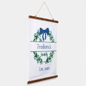 モノグラムグリーンリースファミリー結婚ネームのギフト 吊り下げ型タペストリー (傾斜あり)