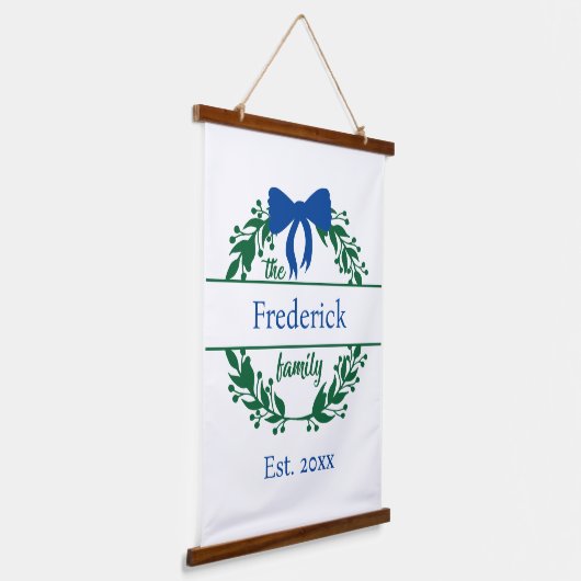 モノグラムグリーンリースファミリー結婚ネームのギフト 吊り下げ型タペストリー (傾斜あり)