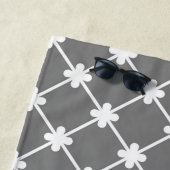 モノグラムグレーの白い幾何学的パターン |編集可能 ビーチタオル (インサイチュ)