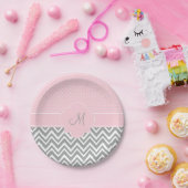 モノグラムグレーシェブロンとパステルピンク水玉模様 ペーパープレート (パーティー)