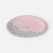 モノグラムグレーシェブロンとパステルピンク水玉模様 ペーパープレート (アングル)