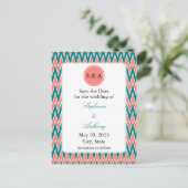 モノグラムコーラルピンクとティール(緑がかった色)ジグザグザ日付を保存 案内ポストカード (スタンド正面)