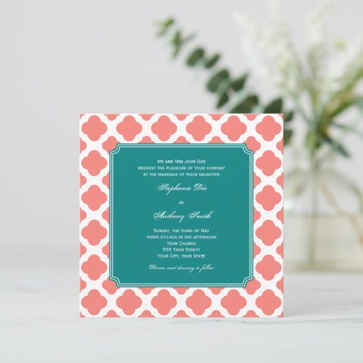 モノグラムコーラルピンククローバーパターンティール(緑がかった色) 招待状 (スタンド正面)