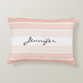 モノグラムコーラルピンクパステルストライプホテルアクセントピロー アクセントクッション (裏面)