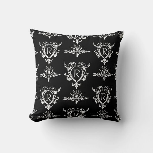 モノグラムゴシックハートおよび矢印パターン クッション (正面)