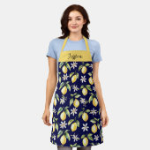 モノグラムシトラスレモン果実植物模様 エプロン (着用した状態)