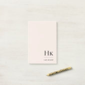 モノグラムシンプルモダンシック赤面ピンクモノグラムの ポストイット (デスク上)