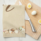 モノグラムシーシェルズオンビーチサンドパーソナライズされた キッチンタオル (四つ折り)